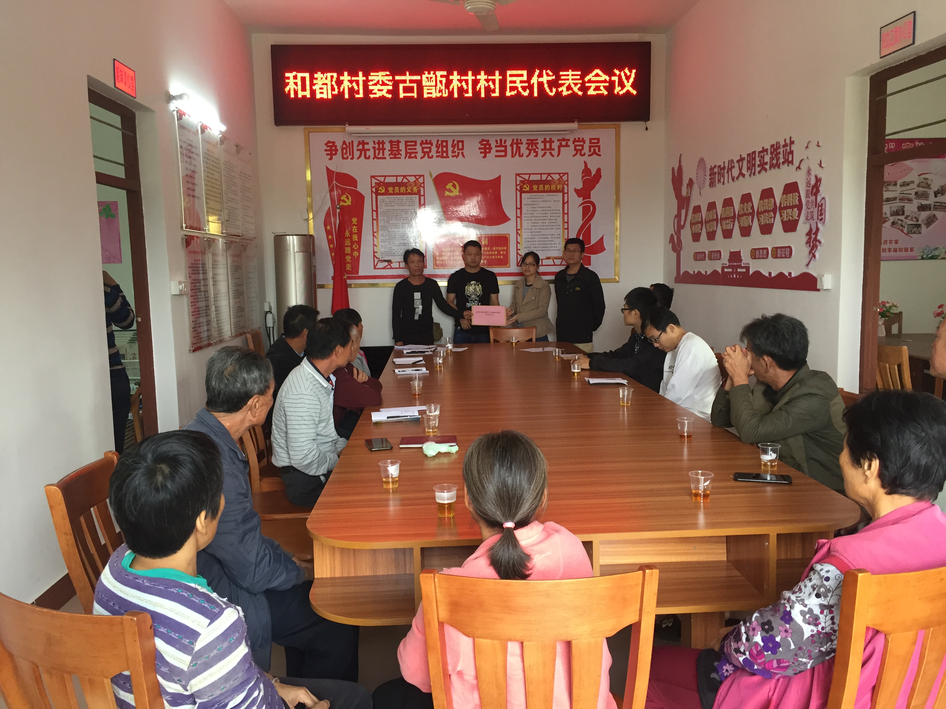 图为郁南县河口镇纪委（郁南县监委派出河口镇监察组）负责人将被挪用的5万元村集体资金归还村民代表。.jpg