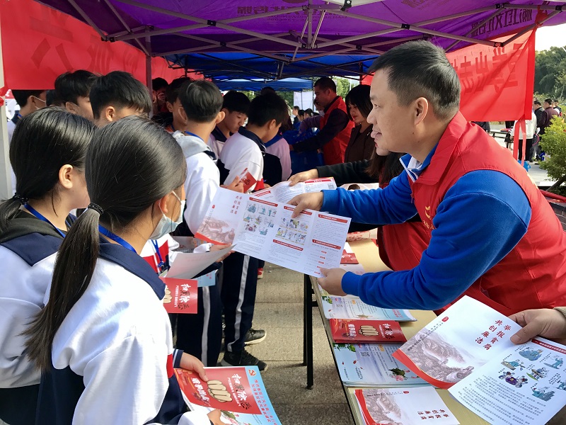 郁南县纪委监委将宪法宣传结合反腐倡廉宣传 为中学生上生动的“廉洁课”.jpg