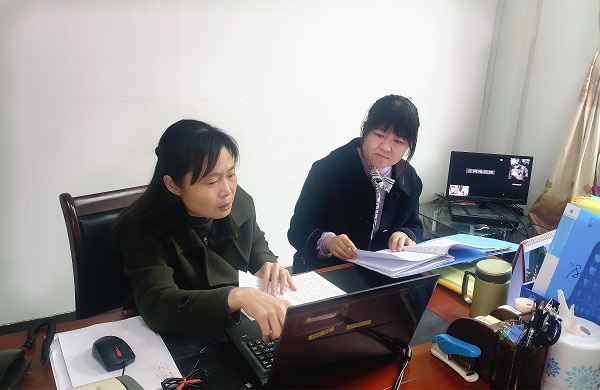 图2为派驻纪检监察组女干部研究派驻监督工作，全面掌握“家底”，确保派驻监督针对性、实效性。.jpg