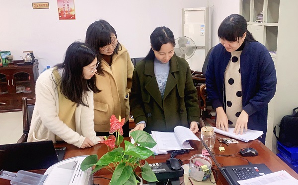 图1为纪检监察女干部共同梳理案件线索、研究分析案情。.jpg