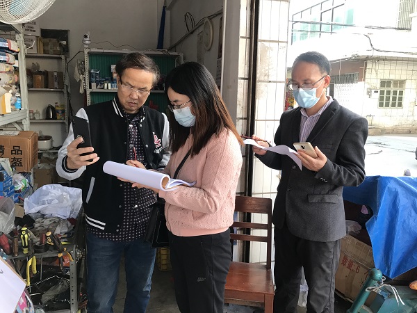 图4为纪检监察女干部春节前后到都城镇城南社区，开展疫情防控排查登记工作。2.JPG